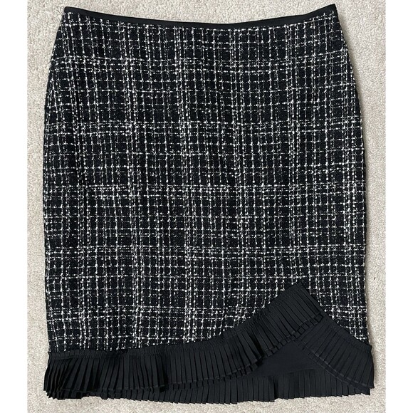 White House Black Market Dresses & Skirts - WHBM Ladies Size 0 Tweed Ruffle Hem Skirt Black/White